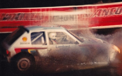 Ari Vatanen - Terry Harryman
33º Lombard RAC Rally 1984. Peugeot 205 T16, (128 FBL 75). Clasificado 1º.

Del 25 al 29 de Noviembre, Chester, Cheshire, Inglaterra, Reino Unido.
Superficie: tierra.

El Rally tenia un total de 3232.00 km de los que 868.54 km divididos en 56 tramos eran especiales.

Se inscribieron 124 equipos, tomaron la salida 119, finalizaron 52.@
Palabras clave: Terry_Harryman;Peugeot;Grupo_B;1984;RAC_Rally;inglaterra