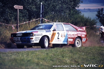 Harald Demuth - Willy Lux
17º Int. Hunsrück-Rallye 1984. Audi Quattro A2, (N-SM 250). Clasificado 1º.

Del 17 al 18 de Agosto, Tréveris (Trier), Renània-Palatinat, Alemania.
Superficie: asfalto - tierra.

El Rally tenia un total de 999.1 km de los que 469.71 km divididos en 24 tramos eran especiales.

Tomaron la salida 130 equipos, finalizaron 63.

© Herman Sels.
@
Palabras clave: ;Audi;Quattro;Alemania;Hunsrück_Rallye;Grupo_B;1984