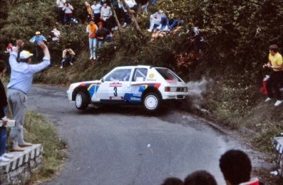 Ari Vatanen - Terry Harryman
26º Rally de Sanremo 1984. Peugeot 205 Turbo 16. Clasificado 1º.
El Rally tenia un total de 2612 km de los que 777 km divididos en 56 tramos, eran especiales, (2 de ellas fueron canceladas SS7 Sante Luce de 12,30 km y SS26 Chiusdino 2 de 17,41 Km).
Se inscribieron 104 equipos, tomaron la salida 100, finalizaron 35.@
Palabras clave: ;Terry_Harryman;Peugeot;T16;Grupo_B;Sanremo;1984