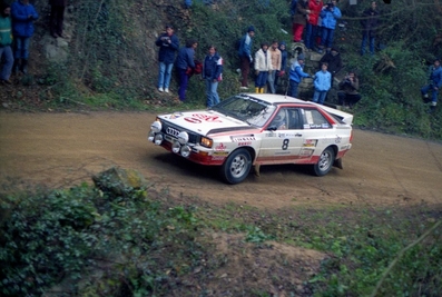 Michele Cinotto - Emilio Radaelli
32º Rally Costa Brava 1984. Audi Quattro A2. Clasificado 1º.
Audi Sport Team Italia

Del 17 al 19 de Febrero, Lloret de Mar.
Superficie: grava / asfalto.

El Rally tení­a un total de 1366.41 km, de los que 527.15 km divididos en 46 tramos eran especiales.

Tomaron la salida 60 equipos, finalizaron 25.@
Palabras clave: Michele_Cinotto;Audi;quattro;Grupo_B;Costa_Brava;1984