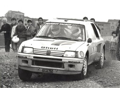 Ari Vatanen - Terry Harryman
26º Rally de Sanremo 1984. Peugeot 205 Turbo 16 (128 FBL 75). Clasificado 1º.

Del 30 de Septiembre al 5 de Octubre, Sanremo, Liguria, Imperia, Italia.
Superficie: asfalto -tierra.

El Rally tenia un total de 2546.29 km de los que 807.69 km divididos en 56 tramos eran especiales, (2 de ellas fueron canceladas SS7 Sante Luce de 12,30 km y SS26 Chiusdino 2 de 17,41 Km).

Se inscribieron 104 equipos, tomaron la salida 100, finalizaron 35.@
Palabras clave: Ari_Vatanen;Peugeot;Turbo;Grupo_B;Sanremo;1984