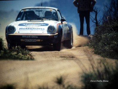 Henri Toivonen - Juha Piironen
7º Rally Costa Smeralda 1984. Porsche 911 SC RS (A974 BRX). Clasificado 1º.
Copiloto: Juha Piironen.

Del 26 al 29 de Abril, Porto Cervo, Cerdeña, Italia.
Superficie: tierra.

El Rally constaba de 3 etapas y 43 tramos especiales (uno de ellos fue cancelado SS2 Vacciledi).

Tomaron la salida 72 equipos, finalizaron 20.

© Enzo Dalla Rosa.
@
Palabras clave: Henri_Toivonen;Juha_Piironen;Porsche;Grupo_B;Costa_Smeralda;1984