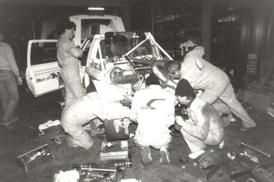 Asistencia del Equipo Peugeot Talbot Sport en el 26º Rally de Sanremo 1984
En el Peugeot 205 Turbo 16 (128 FBL 75) de Ari Vatanen - Terry Harryman, clasificado 1º.

Del 30 de Septiembre al 5 de Octubre, Sanremo, Liguria, Imperia, Italia.
Superficie: asfalto -tierra.

El Rally tenia un total de 2546.29 km de los que 807.69 km divididos en 56 tramos eran especiales, (2 de ellas fueron canceladas SS7 Sante Luce de 12,30 km y SS26 Chiusdino 2 de 17,41 Km).

Se inscribieron 104 equipos, tomaron la salida 100, finalizaron 35.@
Palabras clave: Ari_Vatanen;Terry_Harryman;Peugeot;Turbo;Grupo_B;Sanremo;1984;Asistencias