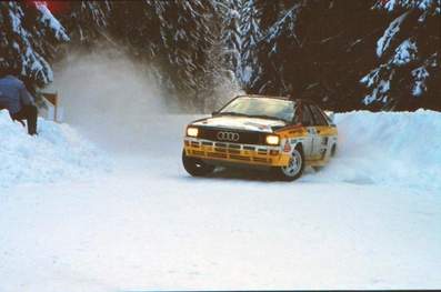 Stig Blomqvist - Bjorn Cederberg
34º International Swedish Rally 1984. Audi Quattro A2 (IN-NR 64). Clasificada 1º.

Del 10 al 12 de Febrero, Karlstad.
Superficie: nieve - hielo.

El Rally tenia un total de 1703.00 km de los que 447.70 km divididos en 27 tramos eran especiales.

Tomaron la salida 66 equipos, finalizaron 41.@
Palabras clave: Stig_Blomqvist;Audi;Quattro;Grupo_B;Suecia;1984;nieve