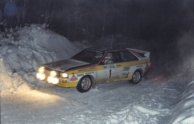 Stig Blomqvist - Bjorn Cederberg
34º International Swedish Rally 1984. Audi Quattro A2 (IN-NR 64). Clasificada 1º.

Del 10 al 12 de Febrero, Karlstad.
Superficie: nieve - hielo.

El Rally tenia un total de 1703.00 km de los que 447.70 km divididos en 27 tramos eran especiales.

Tomaron la salida 66 equipos, finalizaron 41.@
Palabras clave: Stig_Blomqvist;Audi;Quattro;Grupo_B;Suecia;1984;nieve