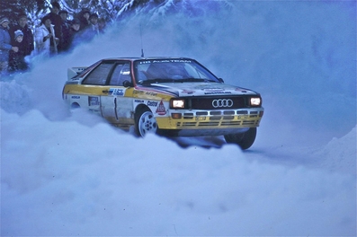 Stig Blomqvist - Bjorn Cederberg
34º International Swedish Rally 1984. Audi Quattro A2 (IN-NR 64). Clasificada 1º.

Del 10 al 12 de Febrero, Karlstad.
Superficie: nieve - hielo.

El Rally tenia un total de 1703.00 km de los que 447.70 km divididos en 27 tramos eran especiales.

Tomaron la salida 66 equipos, finalizaron 41.@
Palabras clave: Stig_Blomqvist;Audi;Quattro;Grupo_B;Suecia;1984;nieve