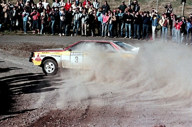 Stig Blomqvist - Björn Cederberg
14º Sanyo Rally of New Zealand 1984. Audi Quattro A2 (IN-NJ 5). Clasificado 1º.

Del 23 al 26 de Junio, Auckland, Nueva Zelanda.
Superficie: tierra.

El Rally tenia un total de 2626 km de los que 1044 km divididos en 45 tramos eran especiales.

Tomaron la salida 63 equipos, finalizaron 35.@
Palabras clave: Stig_Blomqvist;Audi;Quattro;Grupo_B;1984