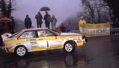 Walter Röhrl - Christian Geistdörfer
52º Rallye Automobile de Monte-Carlo 1984. Audi Quattro A2 (IN-NX 47). Clasificado 1º.

Del 21 al 27 de Enero, Monte-Carlo.
Superficie: asfalto - nieve.

El Rally tenia un total de 3328.90 km de los que 753.20 km divididos en 30 tramos eran especiales, (4 de ellas fueron cancxeladas SS3 St Jean en Royans de 39 Km, SS11 Les Savoyons - Sigoyer de 32 Km, SS12 Pont sur Barrage du Sautet de 18,40 Km, SS13 Chateau d'Ancelle - La Batie Neuve de 11,20 Km).

Se inscribieron 222 equipos, tomaron la salida 209, finalizaron 120.@
Palabras clave: Walter_Röhrl;Audi;Quattro;Grupo_B;Montecarlo;1984;Nieve