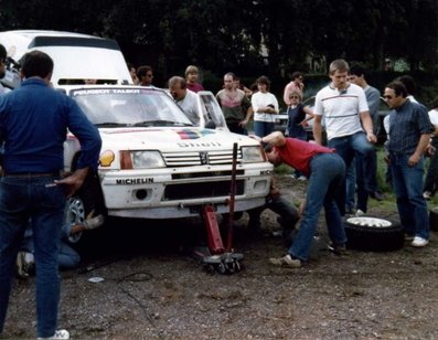 Asistencia del Equipo Peugeot Talbot Sport en el 26º Rally Sanremo 1984
En el Peugeot 205 Turbo 16 (128 FBL 75) de Ari Vatanen - Terry Harryman, clasificado 1º.

Del 30 de Septiembre al 5 de Octubre, Sanremo, Liguria, Imperia, Italia.
Superficie: asfalto -tierra.

El Rally tenia un total de 2546.29 km de los que 807.69 km divididos en 56 tramos eran especiales, (2 de ellas fueron canceladas SS7 Sante Luce de 12,30 km y SS26 Chiusdino 2 de 17,41 Km).

Se inscribieron 104 equipos, tomaron la salida 100, finalizaron 35.@
Palabras clave: Ari_Vatanen;Terry_Harryman;Peugeot;Grupo_B;Sanremo;1984;Asistencias