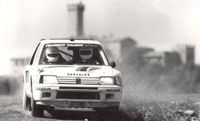 Ari Vatanen - Terry Harryman
26º Rally de Sanremo 1984. Peugeot 205 Turbo 16 (128 FBL 75). Clasificado 1º.

Del 30 de Septiembre al 5 de Octubre, Sanremo, Liguria, Imperia, Italia.
Superficie: asfalto -tierra.

El Rally tenia un total de 2546.29 km de los que 807.69 km divididos en 56 tramos eran especiales, (2 de ellas fueron canceladas SS7 Sante Luce de 12,30 km y SS26 Chiusdino 2 de 17,41 Km).

Se inscribieron 104 equipos, tomaron la salida 100, finalizaron 35.@
Palabras clave: Ari_Vatanen;Terry_Harryman;Peugeot;Turbo;Grupo_B;Sanremo;1984