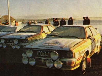 Parque Cerrado del 14º Sanyo Rally of New Zealand 1984
En primera línea 4# Audi Quattro A2 (IN-YD 29) de Hannu Mikkola - Arne Hertz, clasificado 3º.

Al lado el otro 3# Audi Quattro A2 (IN-NJ 5) de Stig Blomqvist - Björn Cederberg, clasificado 1º.

Ambos del Equipo Audi Sport

Del 23 al 26 de Junio, Auckland, Nueva Zelanda.
Superficie: tierra.

El Rally tenia un total de 2626 km de los que 1044 km divididos en 45 tramos eran especiales.

Tomaron la salida 63 equipos, finalizaron 35.@
Palabras clave: Hannu_Olavi_Mikkola;Arne_Hertz;Stig_Blomqvist;Bjorn_Cederberg;parque_cerrado;Audi;Sport;Nueva_Zelanda;1984