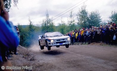 Markku Alén - Ilkka Kivimaki
34º 1000 Lakes Rally 1984. Lancia Rally 037 (TO W67785). Clasificado 2º.

Del 24 al 26 de Agosto, Jyväskylä, Finlandia.
Superficie: tierra.

El Rally tení­a un total de 1416.31 km de los que 460.96 km divididos en 51 tramos eran especiales.
Una de ellas fue cancelada, SS2 Humalamaki de 3,69 Km.
Varios espectadores resultaron heridos en este accidente en el que estuvo involucrado el Vauxhall Chevette 2300 HSR (FER 688W) #48 de Julian Roderick - David Holmes.

Tomaron la salida 144 equipos, finalizaron 74.

© Stephane Prévot.
@@
Palabras clave: Markku_Alen;Ilkka_Kivimaki;Lancia;Rally;Finlandia;Grupo_B;1984;Saltos