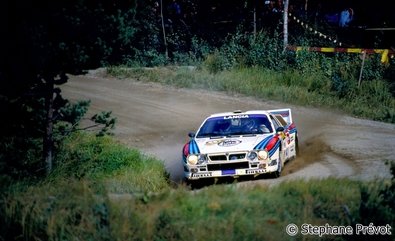 Markku Alén - Ilkka Kivimaki
34º 1000 Lakes Rally 1984. Lancia Rally 037 (TO W67785). Clasificado 2º.

Del 24 al 26 de Agosto, Jyväskylä, Finlandia.
Superficie: tierra.

El Rally tení­a un total de 1416.31 km de los que 460.96 km divididos en 51 tramos eran especiales.
Una de ellas fue cancelada, SS2 Humalamaki de 3,69 Km.
Varios espectadores resultaron heridos en este accidente en el que estuvo involucrado el Vauxhall Chevette 2300 HSR (FER 688W) #48 de Julian Roderick - David Holmes.

Tomaron la salida 144 equipos, finalizaron 74.

© Stephane Prévot.
@@
Palabras clave: Markku_Alen;Ilkka_Kivimaki;Lancia;Rally;Finlandia;Grupo_B;1984