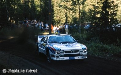 Markku Alén - Ilkka Kivimaki
34º 1000 Lakes Rally 1984. Lancia Rally 037 (TO W67785). Clasificado 2º.

Del 24 al 26 de Agosto, Jyväskylä, Finlandia.
Superficie: tierra.

El Rally tení­a un total de 1416.31 km de los que 460.96 km divididos en 51 tramos eran especiales.
Una de ellas fue cancelada, SS2 Humalamaki de 3,69 Km.
Varios espectadores resultaron heridos en este accidente en el que estuvo involucrado el Vauxhall Chevette 2300 HSR (FER 688W) #48 de Julian Roderick - David Holmes.

Tomaron la salida 144 equipos, finalizaron 74.

© Stephane Prévot.
@@
Palabras clave: Markku_Alen;Ilkka_Kivimaki;Lancia;Rally;Finlandia;Grupo_B;1984