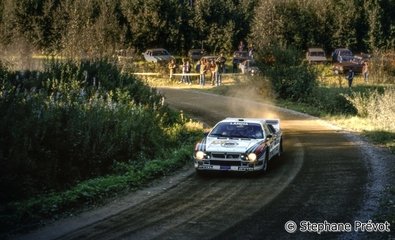 Markku Alén - Ilkka Kivimaki
34º 1000 Lakes Rally 1984. Lancia Rally 037 (TO W67785). Clasificado 2º.

Del 24 al 26 de Agosto, Jyväskylä, Finlandia.
Superficie: tierra.

El Rally tení­a un total de 1416.31 km de los que 460.96 km divididos en 51 tramos eran especiales.
Una de ellas fue cancelada, SS2 Humalamaki de 3,69 Km.
Varios espectadores resultaron heridos en este accidente en el que estuvo involucrado el Vauxhall Chevette 2300 HSR (FER 688W) #48 de Julian Roderick - David Holmes.

Tomaron la salida 144 equipos, finalizaron 74.

© Stephane Prévot.
@@
Palabras clave: Markku_Alen;Ilkka_Kivimaki;Lancia;Rally;Finlandia;Grupo_B;1984