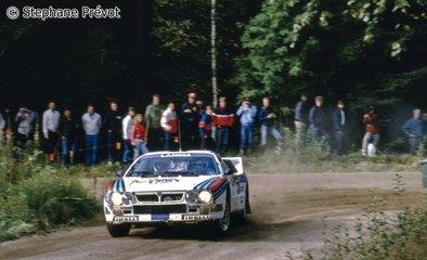 Markku Alén - Ilkka Kivimaki
34º 1000 Lakes Rally 1984. Lancia Rally 037 (TO W67785). Clasificado 2º.

Del 24 al 26 de Agosto, Jyväskylä, Finlandia.
Superficie: tierra.

El Rally tení­a un total de 1416.31 km de los que 460.96 km divididos en 51 tramos eran especiales.
Una de ellas fue cancelada, SS2 Humalamaki de 3,69 Km.
Varios espectadores resultaron heridos en este accidente en el que estuvo involucrado el Vauxhall Chevette 2300 HSR (FER 688W) #48 de Julian Roderick - David Holmes.

Tomaron la salida 144 equipos, finalizaron 74.

© Stephane Prévot.
@@
Palabras clave: Markku_Alen;Ilkka_Kivimaki;Lancia;Rally;Finlandia;Grupo_B;1984