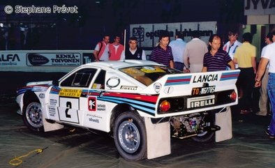 Markku Alén - Ilkka Kivimaki
34º 1000 Lakes Rally 1984. Lancia Rally 037 (TO W67785). Clasificado 2º.

Del 24 al 26 de Agosto, Jyväskylä, Finlandia.
Superficie: tierra.

El Rally tení­a un total de 1416.31 km de los que 460.96 km divididos en 51 tramos eran especiales.
Una de ellas fue cancelada, SS2 Humalamaki de 3,69 Km.
Varios espectadores resultaron heridos en este accidente en el que estuvo involucrado el Vauxhall Chevette 2300 HSR (FER 688W) #48 de Julian Roderick - David Holmes.

Tomaron la salida 144 equipos, finalizaron 74.

© Stephane Prévot.
@@
Palabras clave: Markku_Alen;Ilkka_Kivimaki;Lancia;Rally;Finlandia;Grupo_B;1984;Parque_Cerrado