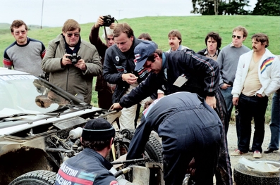 Asistencia del Equipo Martini Racing en el 14º Sanyo Rally de Nueva Zelanda 1984
En el Lancia Rally 037 (TO W67771) de Markku Alén - Ilkka Kivimäki, clasificado 2º.
Del 23 al 26 de Junio, Auckland, Nueva Zelanda.
Superficie: tierra.
El Rally tenia un total de 2626 km de los que 1044 km divididos en 45 tramos eran especiales.
Tomaron la salida 63 equipos, finalizaron 35.@
Palabras clave: Markku_Alen;Nueva_Zelanda;Lancia;Rally;Grupo_B;Asistencias;1984