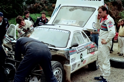 Asistencia del Equipo Martini Racing en el 14º Sanyo Rally de Nueva Zelanda 1984
En el Lancia Rally 037 (TO W67771) de Markku Alén - Ilkka Kivimäki, clasificado 2º.

Del 23 al 26 de Junio, Auckland, Nueva Zelanda.
Superficie: tierra.

El Rally tenia un total de 2626 km de los que 1044 km divididos en 45 tramos eran especiales.

Tomaron la salida 63 equipos, finalizaron 35.@
Palabras clave: Markku_Alen;Nueva_Zelanda;Lancia;Rally;Grupo_B;Asistencias;1984