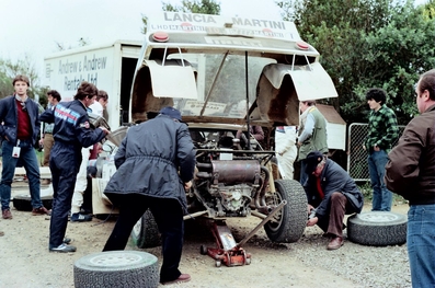 Asistencia del Equipo Martini Racing en el 14º Sanyo Rally de Nueva Zelanda 1984
En el Lancia Rally 037 (TO W67771) de Markku Alén - Ilkka Kivimäki, clasificado 2º.
Del 23 al 26 de Junio, Auckland, Nueva Zelanda.
Superficie: tierra.
El Rally tenia un total de 2626 km de los que 1044 km divididos en 45 tramos eran especiales.
Tomaron la salida 63 equipos, finalizaron 35.@
Palabras clave: Markku_Alen;Nueva_Zelanda;Lancia;Rally;Grupo_B;Asistencias;1984