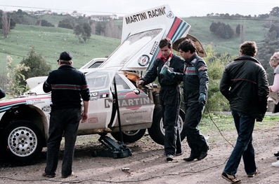 Asistencia del Equipo Martini Racing en el 14º Sanyo Rally de Nueva Zelanda 1984
En el Lancia Rally 037 (TO W67771) de Markku Alén - Ilkka Kivimäki, clasificado 2º.
Del 23 al 26 de Junio, Auckland, Nueva Zelanda.
Superficie: tierra.
El Rally tenia un total de 2626 km de los que 1044 km divididos en 45 tramos eran especiales.
Tomaron la salida 63 equipos, finalizaron 35.@
Palabras clave: Markku_Alen;Nueva_Zelanda;Lancia;Rally;Grupo_B;Asistencias;1984