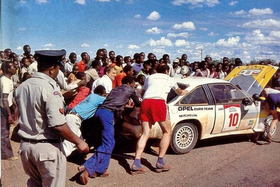 Asistencia del Equipo Opel Euro Team en el 32º Marlboro Safari Rally 1984
En el Opel Manta 400 (GG-CU 261) de Rauno August Aaltonen - Lofty Drews, clasificado 2º.

Del 19 al 23 de Abril, Nairobi, Kenya, África.
Superficie: tierra.

El Rally tenia 5.254 km con 105 controles horarios.

Tomaron la salida 76 equipos, finalizaron 25.@
Palabras clave: ;Opel;Manta;Grupo_B;Safari;1984;Asistencias