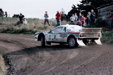Markku Alén - Ilkka Kivimäki
14º Rally de Nueva Zelanda 1984. Lancia Rally 037 (TO W67771). Clasificado 2º.

Del 23 al 26 de Junio, Auckland, Nueva Zelanda.
Superficie: tierra.

El Rally tenia un total de 2626 km de los que 1044 km divididos en 45 tramos eran especiales.

Tomaron la salida 63 equipos, finalizaron 35.@
Palabras clave: Markku_Alen;Lancia;Nueva_Zelanda;1984;Grupo_B