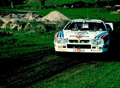 Markku Alén - Ilkka Kivimäki
14º Rally de Nueva Zelanda 1984. Lancia Rally 037 (TO W67771). Clasificado 2º.

Del 23 al 26 de Junio, Auckland, Nueva Zelanda.
Superficie: tierra.

El Rally tenia un total de 2626 km de los que 1044 km divididos en 45 tramos eran especiales.

Tomaron la salida 63 equipos, finalizaron 35.@
Palabras clave: Markku_Alen;Lancia;Nueva_Zelanda;1984;Grupo_B
