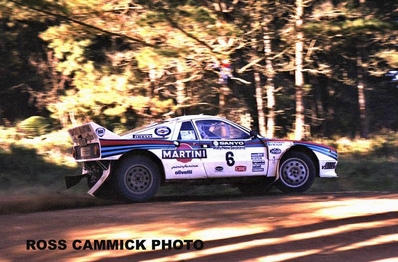 Markku Alén - Ilkka Kivimäki
14º Rally de Nueva Zelanda 1984. Lancia Rally 037 (TO W67771). Clasificado 2º.

Del 23 al 26 de Junio, Auckland, Nueva Zelanda.
Superficie: tierra.

El Rally tenia un total de 2626 km de los que 1044 km divididos en 45 tramos eran especiales.

Tomaron la salida 63 equipos, finalizaron 35.@
Palabras clave: Markku_Alen;Lancia;Nueva_Zelanda;1984;Grupo_B