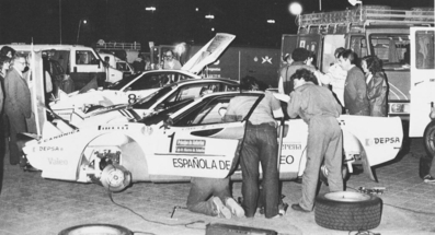 Asistencia del Equipo ProMotor Sport en el 21º Rally Principe de Asturias 1984
En los Ferrari 308 GTB de:
#1 Antonio Zanini - Josep Autet, abandonò por el alternador en SS10.
#8 Antonio Tognana - Massimo De Antoni, clasificado 2º.
El del centro #4 era de Luigi Battistolli (Lucky) - Claudio Berro, abandonò por la caja de cambios en SS26.@
Palabras clave: Ferrari;Asturias;Grupo_B;GTB;1984;Asistencias