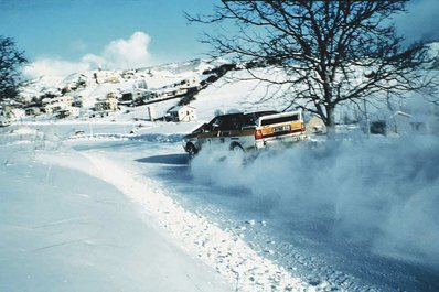 Stig Blomqvist - Björn Cederberg
52º Rallye Automobile de Monte-Carlo 1984. Audi Quattro A2 (IN-NR 64). Clasificado 2º.

Del 21 al 27 de Enero, Monte-Carlo.
Superficie: asfalto - nieve.

El Rally tenia un total de 3328.90 km de los que 753.20 km divididos en 30 tramos eran especiales, (4 de ellas fueron cancxeladas SS3 St Jean en Royans de 39 Km, SS11 Les Savoyons - Sigoyer de 32 Km, SS12 Pont sur Barrage du Sautet de 18,40 Km, SS13 Chateau d'Ancelle - La Batie Neuve de 11,20 Km).

Se inscribieron 222 equipos, tomaron la salida 209, finalizaron 120.@
Palabras clave: Stig_Blomqvist;Bjorn_Cederberg;Audi;Quattro;Montecarlo;1984;nieve;Grupo_B