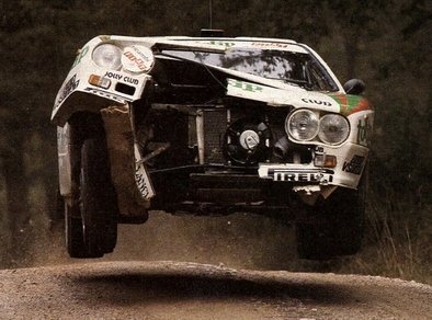 Massimo (Miki) Biasion - Tiziano Siviero
26º Rallye Sanremo 1984. Lancia Rally 037 (TO W67784). Clasificado 3º.

Del 30 de Septiembre al 5 de Octubre, Sanremo, Liguria, Imperia, Italia.
Superficie: asfalto -tierra.

El Rally tenia un total de 2546.29 km de los que 807.69 km divididos en 56 tramos eran especiales, (2 de ellas fueron canceladas SS7 Sante Luce de 12,30 km y SS26 Chiusdino 2 de 17,41 Km).

Se inscribieron 104 equipos, tomaron la salida 100, finalizaron 35.@
Palabras clave: Miki_Biasion;Tiziano_Siviero;Lancia;Rally;Grupo_B;Sanremo;1984;Saltos