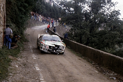 Massimo "Miki" Biasion - Tiziano Siviero
26º Rallye Sanremo 1984. Lancia Rally 037 (TO W67784). Clasificado 3º.
Jolly Club Totip

Del 30 de Septiembre al 5 de Octubre, Sanremo, Liguria, Imperia, Italia.
Superficie: asfalto -tierra.

El Rally tenia un total de 2546.29 km de los que 807.69 km divididos en 56 tramos eran especiales, (2 de ellas fueron canceladas SS7 Sante Luce de 12,30 km y SS26 Chiusdino 2 de 17,41 Km).

Se inscribieron 104 equipos, tomaron la salida 100, finalizaron 35.@
Palabras clave: Miki_Biasion;Tiziano_Siviero;Lancia;Rally;Grupo_B;Sanremo;1984