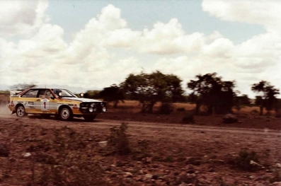 Hannu Mikkola - Arne Hertz
32º Marlboro Safari Rally 1984. Audi Quattro A2 (IN-NE 8). Clasificado 3º.

Del 19 al 23 de Abril, Nairobi, Kenya, África.
Superficie: tierra.

El Rally tenia 5.254 km con 105 controles horarios.

Tomaron la salida 76 equipos, finalizaron 25.@
Palabras clave: ;Audi_Quattro;Grupo_B;Safari;1984