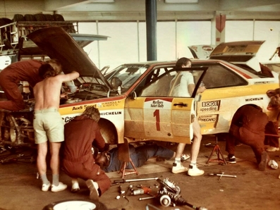 Asistencia del Equipo Audi Sport en el 32º Marlboro Safari Rally 1984
En el Audi Quattro A2 (IN-NE 8) de Hannu Mikkola - Arne Hertz, Clasificado 3º.

Del 19 al 23 de Abril, Nairobi, Kenya, África.
Superficie: tierra.

El Rally tenia 5.254 km con 105 controles horarios.

Tomaron la salida 76 equipos, finalizaron 25.@
Palabras clave: ;Audi_Quattro;Grupo_B;Safari;1984;Asistencias