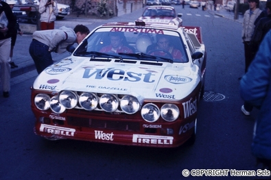 Carlo Capone - Sergio Cresto
20º Ypres 24 Hours Rally 1984. Lancia Rally 037 (TO W67782). Clasificado 3º.

Del 29 de Junio al 1 de Julio, Ypres, Bélgica.
Superficie: asfalto.

El Rally tenía 573.38 km cronometrados divididos en 51 tramos especiales (uno de ellos fue cancelado SS51 Zillebeke de 15.10 km).

Tomaron la salida 147 equipos, finalizaron 69.

© Herman Sels
@
Palabras clave: Carlo_Capone;Sergio_Cresto;Lancia;Rally;Grupo_B;Ypres;1984