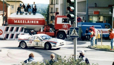Henri Toivonen - Juha Piironen
34º 1000 Lakes Rally 1984. Lancia Rally 037 (TO W67776). Clasificado 3º.

Del 24 al 26 de Agosto, Jyväskylä, Finlandia.
Superficie: tierra.

El Rally tení­a un total de 1416.31 km de los que 460.96 km divididos en 51 tramos eran especiales. Una de ellas fue cancelada, SS2 Humalamaki de 3,69 Km.
Varios espectadores resultaron heridos en este accidente en el que estuvo involucrado el Vauxhall Chevette 2300 HSR (FER 688W) #48 de Julian Roderick - David Holmes.

Tomaron la salida 144 equipos, finalizaron 74.@
Palabras clave: Henri_Toivonen;Juha_Piironen;Lancia;Rally;Grupo_B;Finlandia;1984