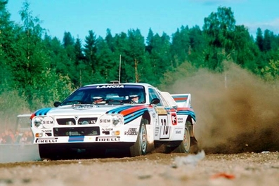 Henri Toivonen - Juha Piironen
34º 1000 Lakes Rally 1984. Lancia Rally 037 (TO W67776). Clasificado 3º.

Del 24 al 26 de Agosto, Jyväskylä, Finlandia.
Superficie: tierra.

El Rally tení­a un total de 1416.31 km de los que 460.96 km divididos en 51 tramos eran especiales. Una de ellas fue cancelada, SS2 Humalamaki de 3,69 Km.
Varios espectadores resultaron heridos en este accidente en el que estuvo involucrado el Vauxhall Chevette 2300 HSR (FER 688W) #48 de Julian Roderick - David Holmes.

Tomaron la salida 144 equipos, finalizaron 74.@
Palabras clave: Henri_Toivonen;Juha_Piironen;Lancia;Rally;Grupo_B;Finlandia;1984