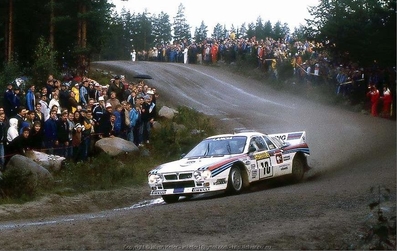 Henri Toivonen - Juha Piironen
34º 1000 Lakes Rally 1984. Lancia Rally 037 (TO W67776). Clasificado 3º.

Del 24 al 26 de Agosto, Jyväskylä, Finlandia.
Superficie: tierra.

El Rally tení­a un total de 1416.31 km de los que 460.96 km divididos en 51 tramos eran especiales. Una de ellas fue cancelada, SS2 Humalamaki de 3,69 Km.
Varios espectadores resultaron heridos en este accidente en el que estuvo involucrado el Vauxhall Chevette 2300 HSR (FER 688W) #48 de Julian Roderick - David Holmes.

Tomaron la salida 144 equipos, finalizaron 74.

COPYRIGHT Istvan Keller
@
Palabras clave: Henri_Toivonen;Juha_Piironen;Lancia;Rally;Grupo_B;Finlandia;1984