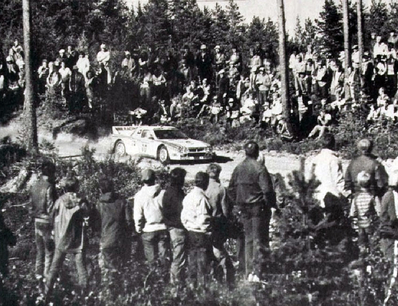 Henri Toivonen - Juha Piironen
34º 1000 Lakes Rally 1984. Lancia Rally 037 (TO W67776). Clasificado 3º.

Del 24 al 26 de Agosto, Jyväskylä, Finlandia.
Superficie: tierra.

El Rally tení­a un total de 1416.31 km de los que 460.96 km divididos en 51 tramos eran especiales. Una de ellas fue cancelada, SS2 Humalamaki de 3,69 Km.
Varios espectadores resultaron heridos en este accidente en el que estuvo involucrado el Vauxhall Chevette 2300 HSR (FER 688W) #48 de Julian Roderick - David Holmes.

Tomaron la salida 144 equipos, finalizaron 74.@
Palabras clave: Henri_Toivonen;Juha_Piironen;Lancia;Rally;Finlandia;Grupo_B;1984