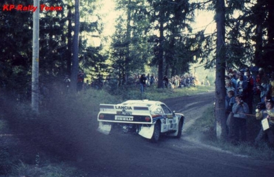 Henri Toivonen - Juha Piironen
34º 1000 Lakes Rally 1984. Lancia Rally 037 (TO W67776). Clasificado 3º.

Del 24 al 26 de Agosto, Jyväskylä, Finlandia.
Superficie: tierra.

El Rally tení­a un total de 1416.31 km de los que 460.96 km divididos en 51 tramos eran especiales. Una de ellas fue cancelada, SS2 Humalamaki de 3,69 Km.
Varios espectadores resultaron heridos en este accidente en el que estuvo involucrado el Vauxhall Chevette 2300 HSR (FER 688W) #48 de Julian Roderick - David Holmes.

Tomaron la salida 144 equipos, finalizaron 74.

Foto de Kari Pesonen
@
Palabras clave: Henri_Toivonen;Juha_Piironen;Lancia;Rally;Grupo_B;Finlandia;1984