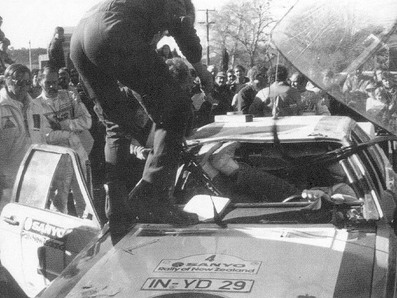 Hannu Mikkola - Arne Hertz
14º Sanyo Rally de Nueva Zelanda 1984. Audi Quattro A2 (IN-YD 29). Clasificado 3º.

Del 23 al 26 de Junio, Auckland, Nueva Zelanda.
Superficie: tierra.

El Rally tenia un total de 2626 km de los que 1044 km divididos en 45 tramos eran especiales.

Tomaron la salida 63 equipos, finalizaron 35.@
Palabras clave: ;Crash;Audi;Quattro;Grupo_B;1984