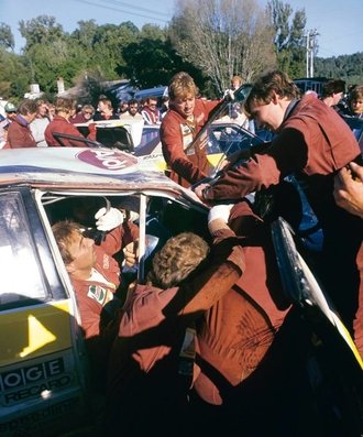 Hannu Mikkola - Arne Hertz
14º Sanyo Rally de Nueva Zelanda 1984. Audi Quattro A2 (IN-YD 29). Clasificado 3º.

Del 23 al 26 de Junio, Auckland, Nueva Zelanda.
Superficie: tierra.

El Rally tenia un total de 2626 km de los que 1044 km divididos en 45 tramos eran especiales.

Tomaron la salida 63 equipos, finalizaron 35.@
Palabras clave: Hannu_Olavi_Mikkola;Crash;Audi;Quattro;Grupo_B;1984