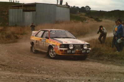 Hannu Mikkola - Arne Hertz
14º Sanyo Rally de Nueva Zelanda 1984. Audi Quattro A2 (IN-YD 29). Clasificado 3º.

Del 23 al 26 de Junio, Auckland, Nueva Zelanda.
Superficie: tierra.

El Rally tenia un total de 2626 km de los que 1044 km divididos en 45 tramos eran especiales.

Tomaron la salida 63 equipos, finalizaron 35.@
Palabras clave: ;Audi;Quattro;Grupo_B;1984
