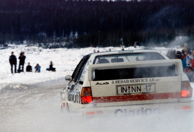 Per Eklund - Dave Whittock
34º International Swedish Rally 1984. Audi Quattro A2 (IN-NN 17). Clasificado 3º.

Del 10 al 12 de Febrero, Karlstad.
Superficie: nieve - hielo.

El Rally tenia un total de 1703.00 km de los que 447.70 km divididos en 27 tramos eran especiales.

Tomaron la salida 66 equipos, finalizaron 41.@
Palabras clave: ;Audi;Quattro;Grupo_B;Suecia;1984;Nieve