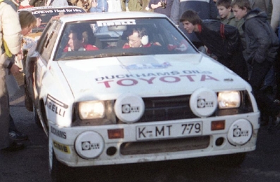 Per Eklund - Dave Whittock
33º Lombard RAC Rally 1984. Toyota Celica Twincam Turbo TCT (K-MT 779). Clasificado 3º.

Del 25 al 29 de Noviembre, Chester, Cheshire, Inglaterra, Reino Unido.
Superficie: tierra.

El Rally tenia un total de 3232.00 km de los que 868.54 km divididos en 56 tramos eran especiales.

Se inscribieron 124 equipos, tomaron la salida 119, finalizaron 52.@
Palabras clave: ;Toyota;Celica;TCT;Grupo_B;Gran_Bretaña;1984;Inglaterra