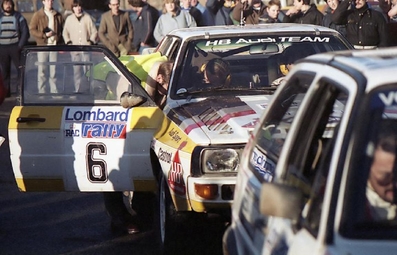 Michèle Mouton - Fabrizia Pons
33º Lombard RAC Rally 1984. Audi Sport Quattro S1 (IN-NT 2). Clasificada 4ª.
Audi Sport

Foto durante las verificaciones.

Del 25 al 29 de Noviembre, Chester, Cheshire, Inglaterra, Reino Unido.
Superficie: tierra.

El Rally tenia un total de 3232.00 km de los que 868.54 km divididos en 56 tramos eran especiales.

Se inscribieron 124 equipos, tomaron la salida 119, finalizaron 52.@
Palabras clave: Michele_Mouton;Audi;Sport;Quattro;Gran_Bretaña;Grupo_B;1984;RAC_Rally