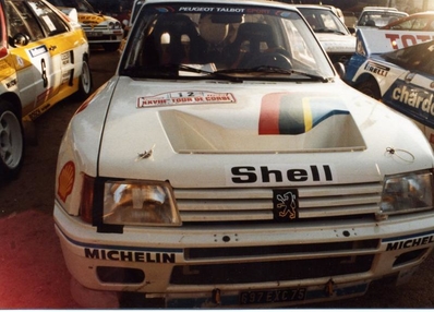 Jean-Pierre Nicolas - Charley Pasquier
28º Tour de Corse - Rallye de France 1984. Peugeot 205 Turbo 16 (697 EXC 75). Clasificado 4º.

Debut del Peugeot 205 Turbo 16 en el Mundial de Rallys.

Al lado izquierdo de la foto el 6# Audi Quattro A2 (IN-NJ 5) de Stig Blomqvist - Björn Cederberg, clasificado 5º.

Al lado derecho el 11# Lancia Rally 037 (7235 HX 93) de Jean-Claude Andruet - Martine Rick, clasificado 6º.

Por detrás también se puede ver el 3# Opel Manta 400 (GG-CT 361) de Guy Fréquelin - Christian Gilbert (Tilber), clasificado 9º.

Del 3 al 5 de Mayo, Ajaccio, Córcega, Francia.
Superficie: asfalto.

El Rally tenia un total de 1618 km de los que 1130.9 km divididos en 30 tramos eran especiales.

Se inscribieron 158 equipos, tomaron la salida 155, finalizaron 57.@
Palabras clave: Peugeot;Opel;Lancia;Rally;Audi;Quattro;Stig_Blomqvist;Corcega;Grupo_B;1984;Parque_Cerrado;Debut;Corse