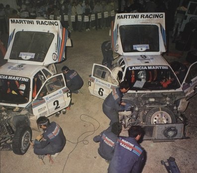 Asistencia del Equipo Martini Racing en el 31º Acropolis Rally 1984
En los Lancia Rally 037 de:

(TO W67771) #2: Markku Alén - Ilkka Kivimäki, clasificado 3º.

(TO W67774) #6: Attilio Bettega - Sergio Cresto, clasificado 4º.

Del 26 al 31 de Mayo, Atenas, Grecia.
Superficie: tierra.

El Rally tení­a un total de 2265 km, de los que 796.62 km divididos en 47 tramos eran especiales.

Tomaron la salida 104 equipos, finalizaron 32.

PHOTO: 4Troxoi Magazine (Grecia) - Julio 1984.
Conseguida a través de Konstantinos Papagiannopoulos en Facebook
@
Palabras clave: Markku_Alen;Attilio_Bettega;Sergio_Cresto;Lancia;Rally;Grupo_B;Acropolis;Grecia;1984