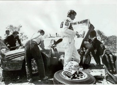 Asistencia del Equipo Martini Lancia en el 32º Marlboro Safari Rally 1984
En el Lancia Rally 037 (TO-W67778) de Markku Alén - Ilkka Kivimäki, clasificado 4º.

Del 19 al 23 de Abril, Nairobi, Kenya, África.
Superficie: tierra.

El Rally tenia 5.254 km con 105 controles horarios.

Tomaron la salida 76 equipos, finalizaron 25.@
Palabras clave: Markku_Alen;Ilkka_Kivimaki;Lancia;Rally;Safari;1984;Grupo_B;Personajes;Asistencias